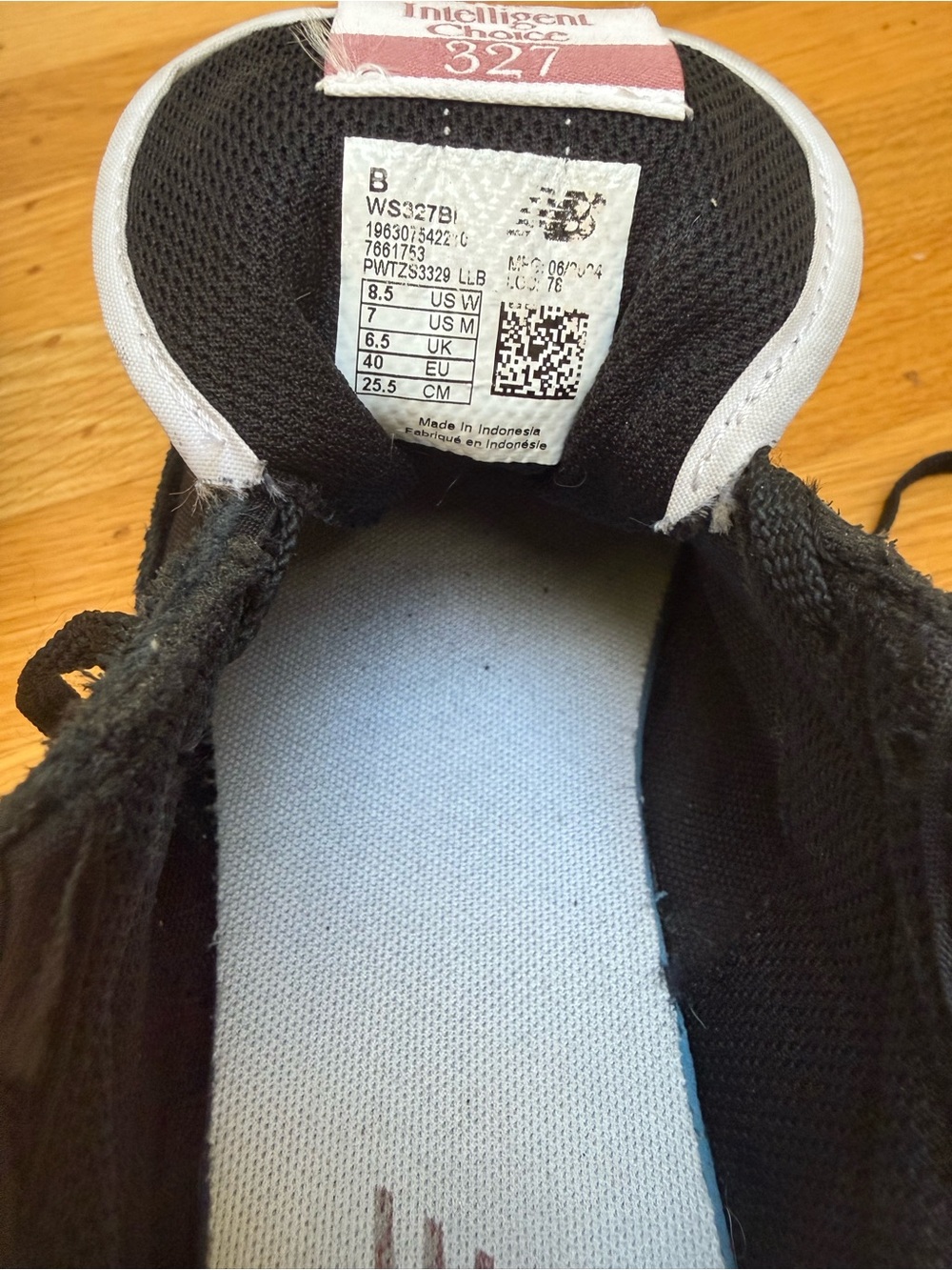 Women’s New Balance 327 Black and White Sneakers, size 8.5 - Picture 9 of 9